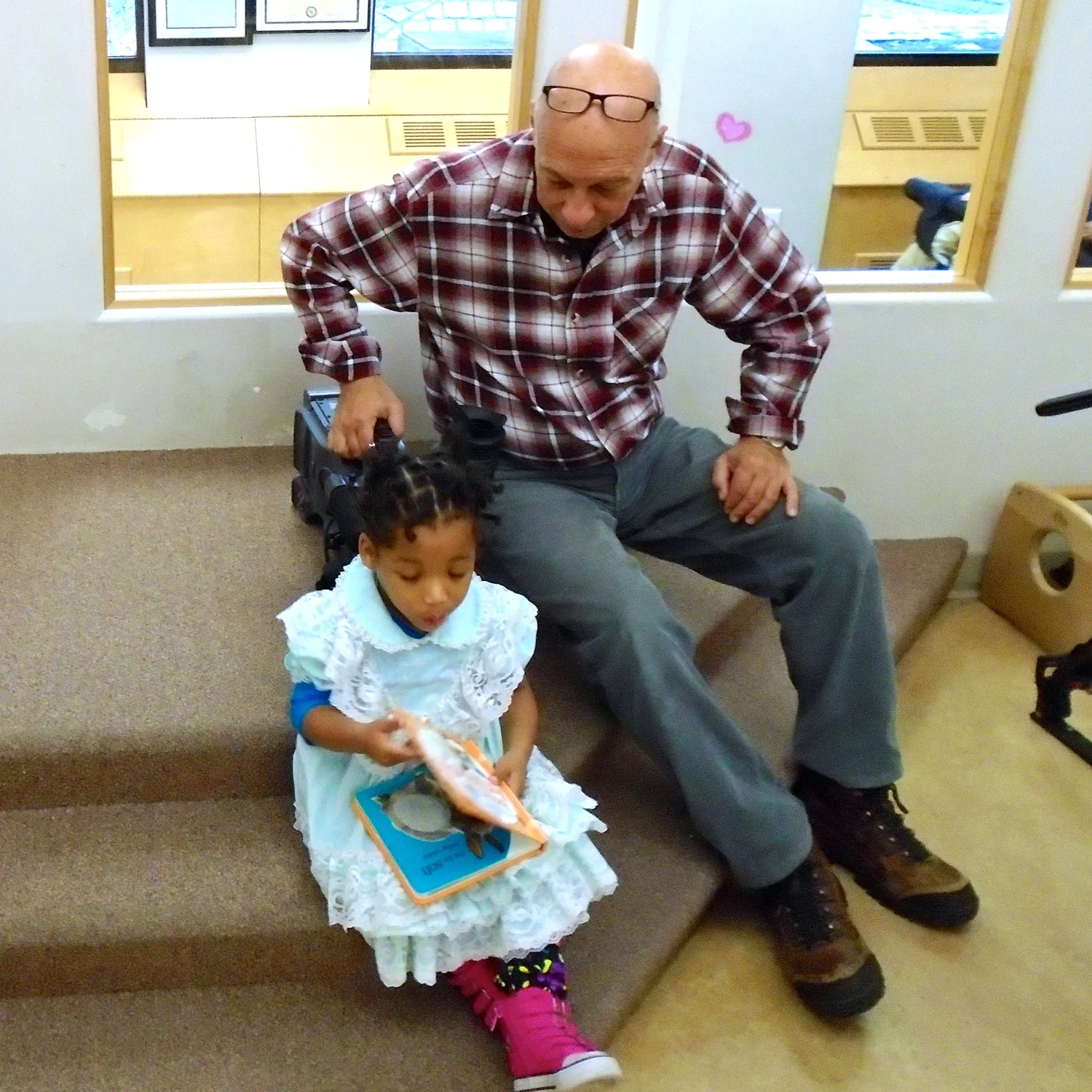 Even the cameraman likes to take a story break!