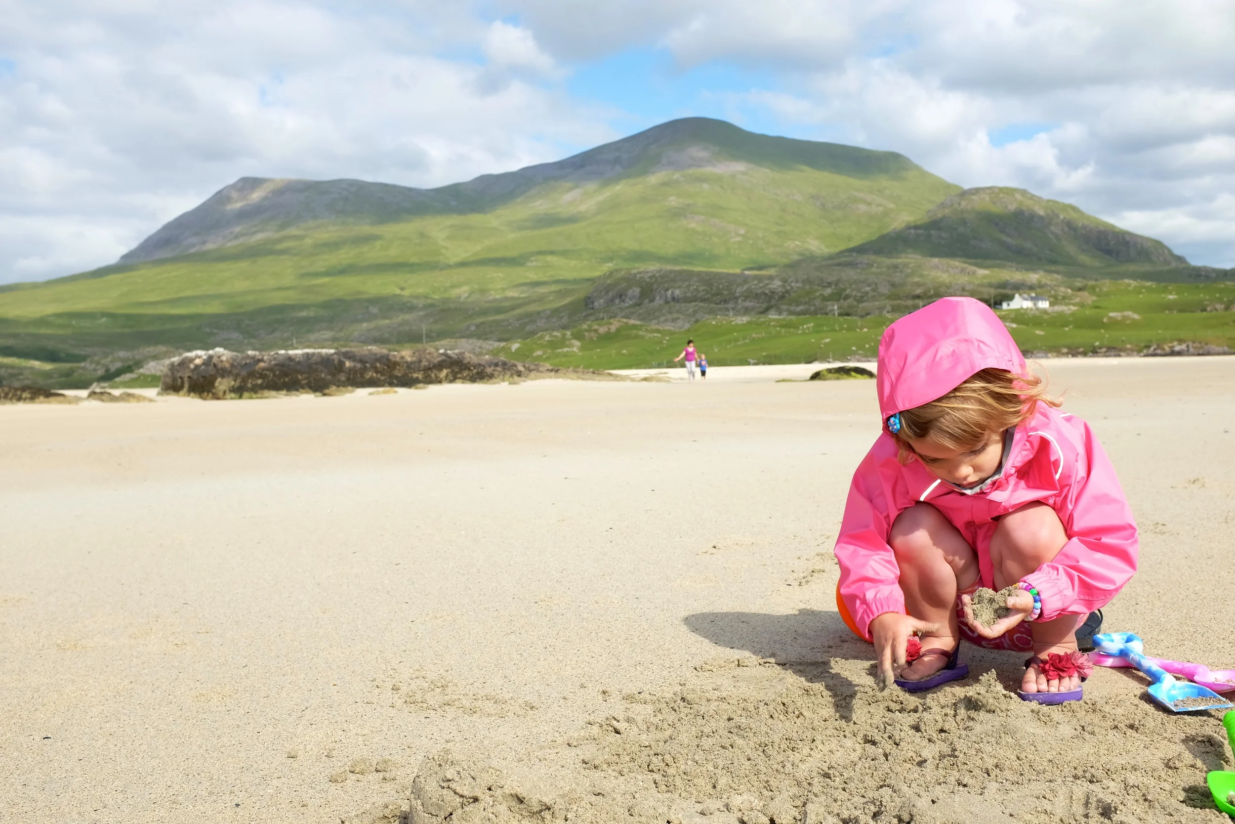 Hannah playing with sand. She can be entertained with sand and rocks for a long time :) 