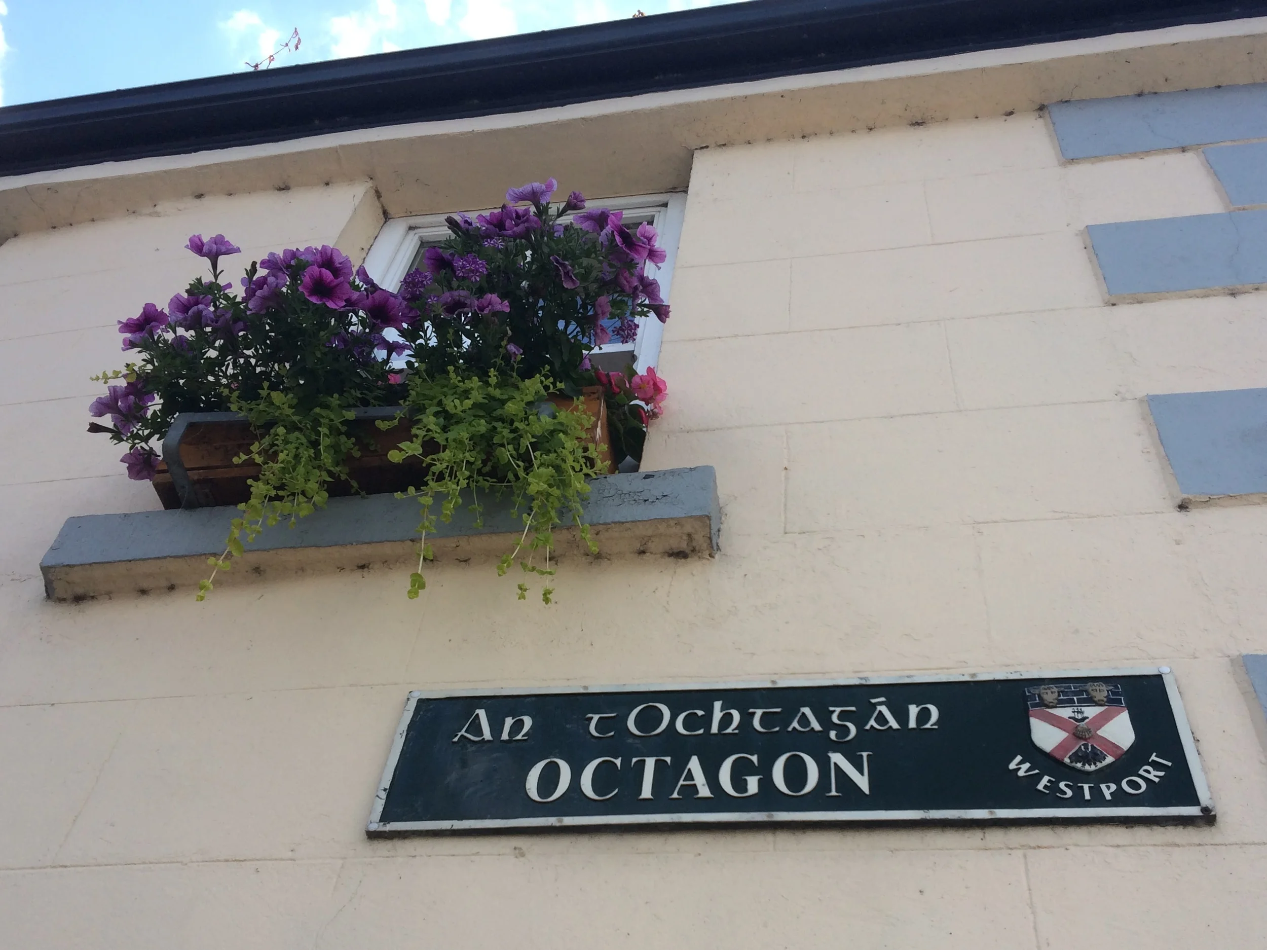 A street sign in Westport. All signs are in Gaelic as well as English.