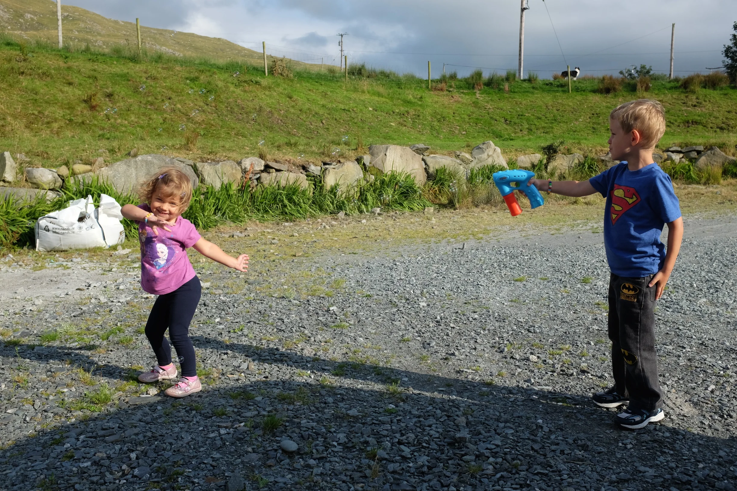 Hannah dancing? as Kian shoots bubbles her way 