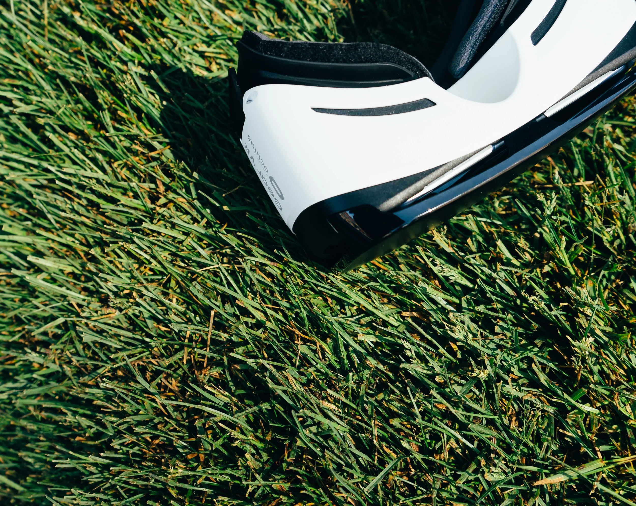 electronics-grass-lawn-532559.jpg