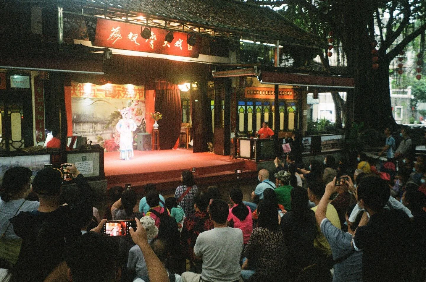 荔枝灣 park was real nice. Got a full blast of people doing people things. Here they&rsquo;re enjoying a play.