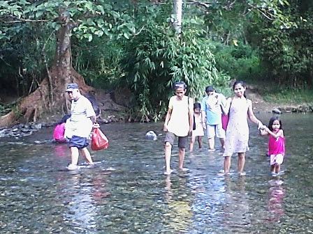 PLM Dumagat Missions in the mountainous wider Manila area: crossing rivers with food aid to reach the natives of Karahume Mission - a weekly trip.