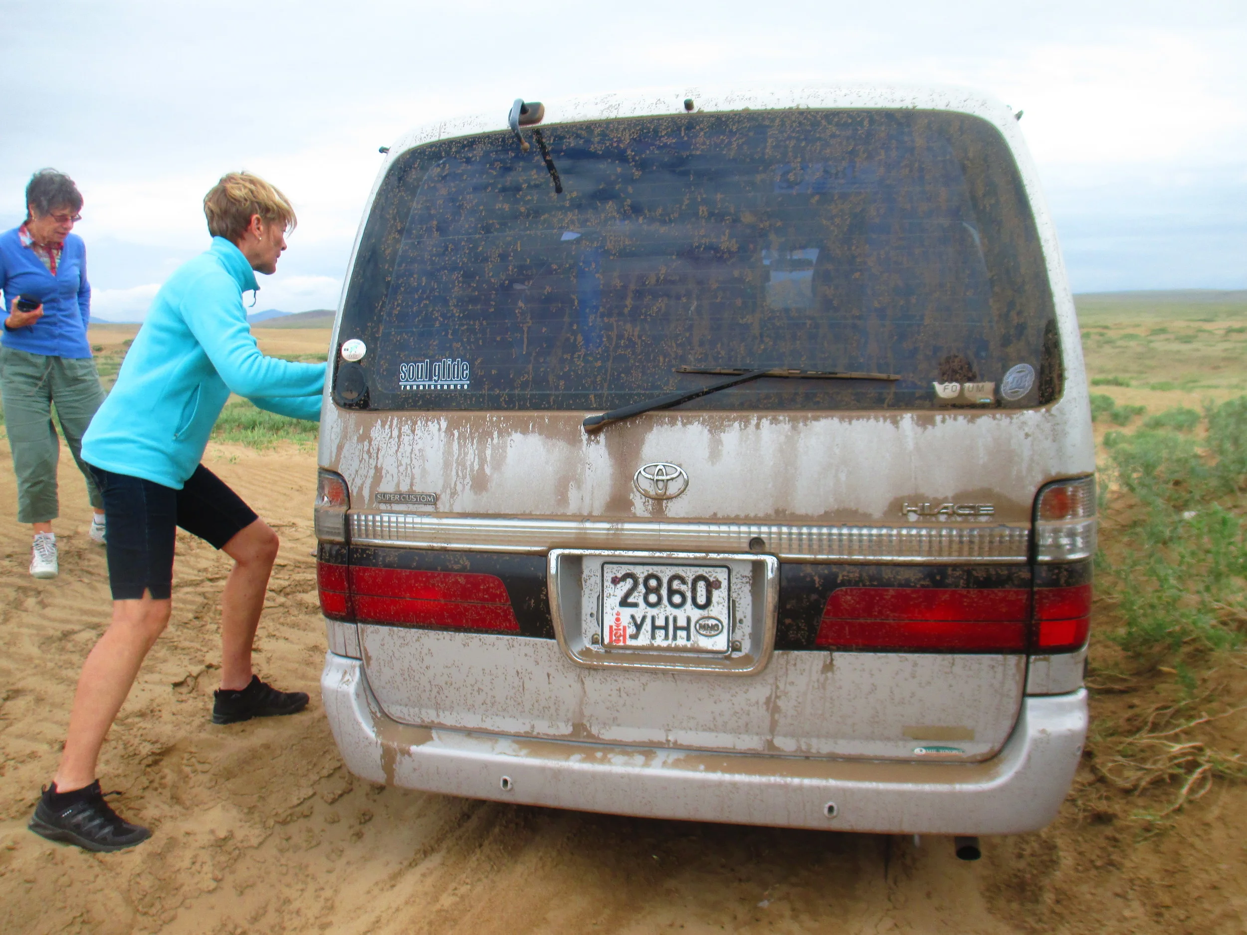 Van bogged, Sari to the rescue