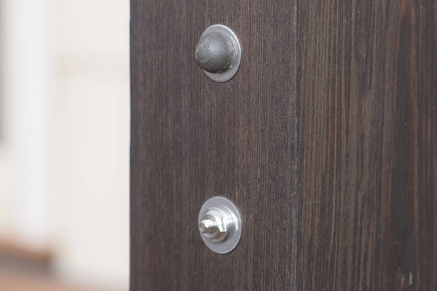  Decorative end caps hide the hardware of each cable rail. 
