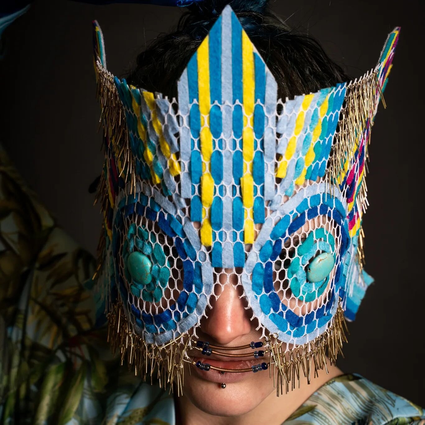 Owl-
Felt, jewelry wire, beads, mesh
--------------

📸 @jakewiththeshot
Model: @tumthecreator 

#maskemaiden #artistsofinstagram #maskmakers #arttowear #headdress #dreamy #fashionforbankrobbers #costume #mask #beautifulbizarre #beautifulart #owl #ow