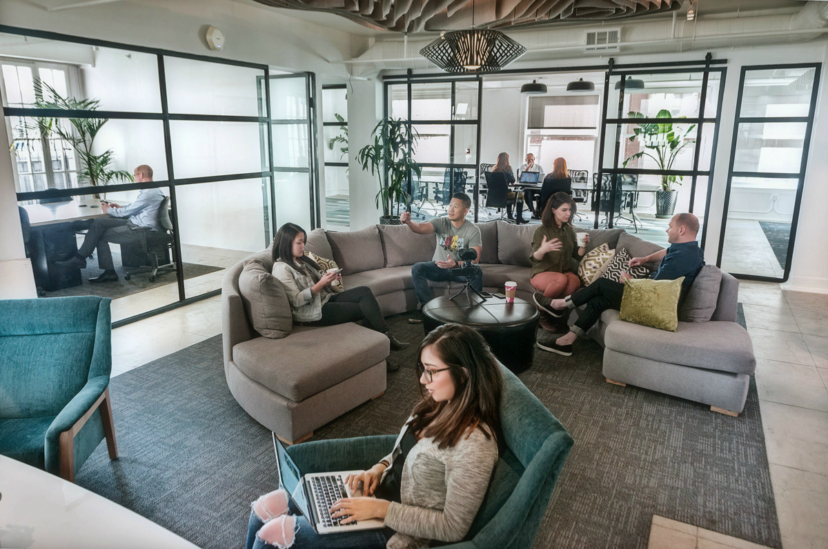 The-Collection-527-flexible-workspace-common-area-people-dtla.jpg