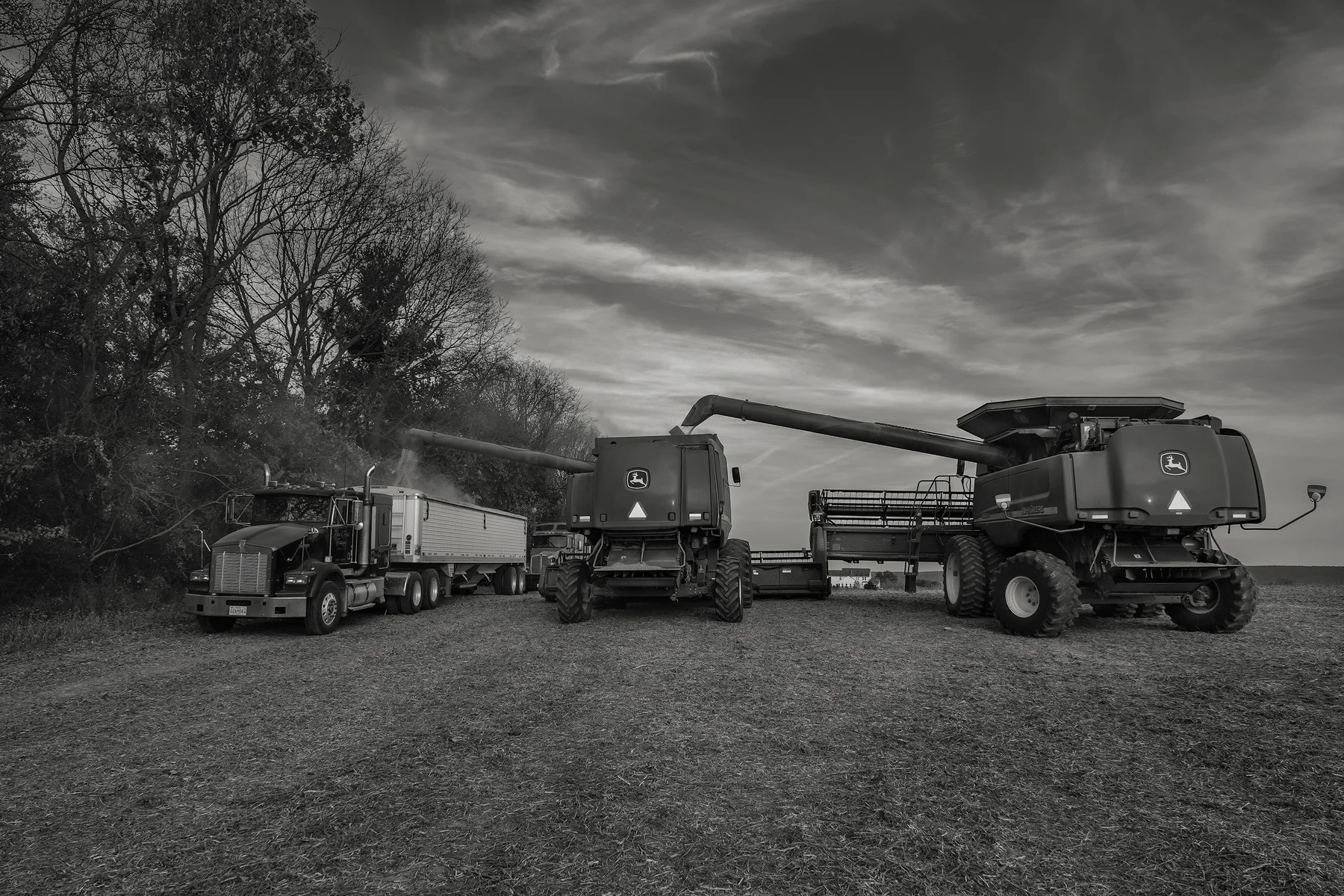 Unloading the harvest. Fuji X-T2 and a Fujinon XF16-55mm f2.8 WR at 23mm. Image exposed at ISO 800 at f5.6 for 1/125 of a second.