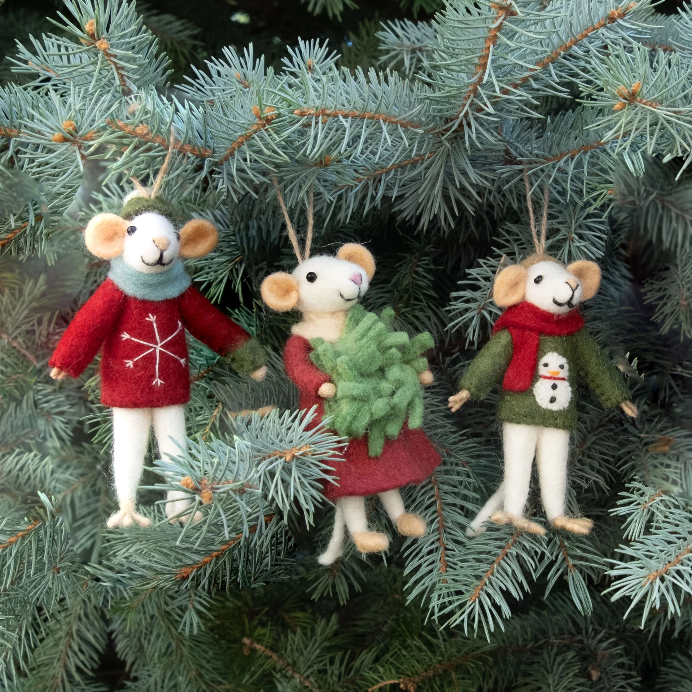the-carolers-fair-trade-wool-ornaments--museum-outlets.webp