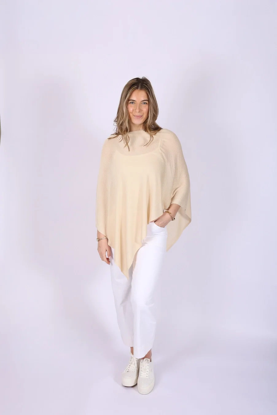 sand-bamboo-topper-poncho-museum-outlets.webp