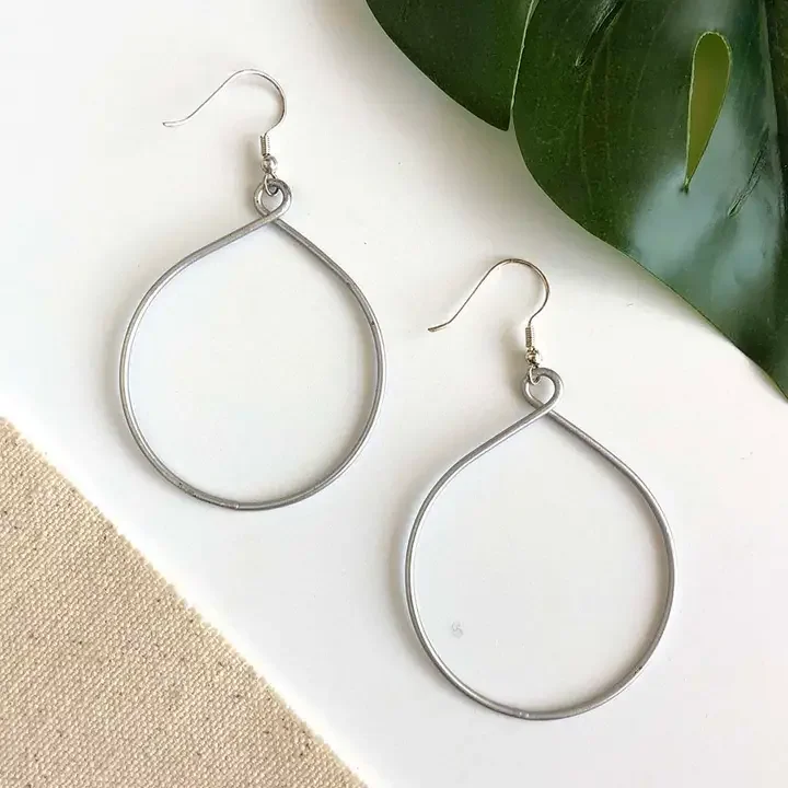silver-twisting-hoops-hancdrafted-earrings-kantha-jewelry-museum-outlets.webp