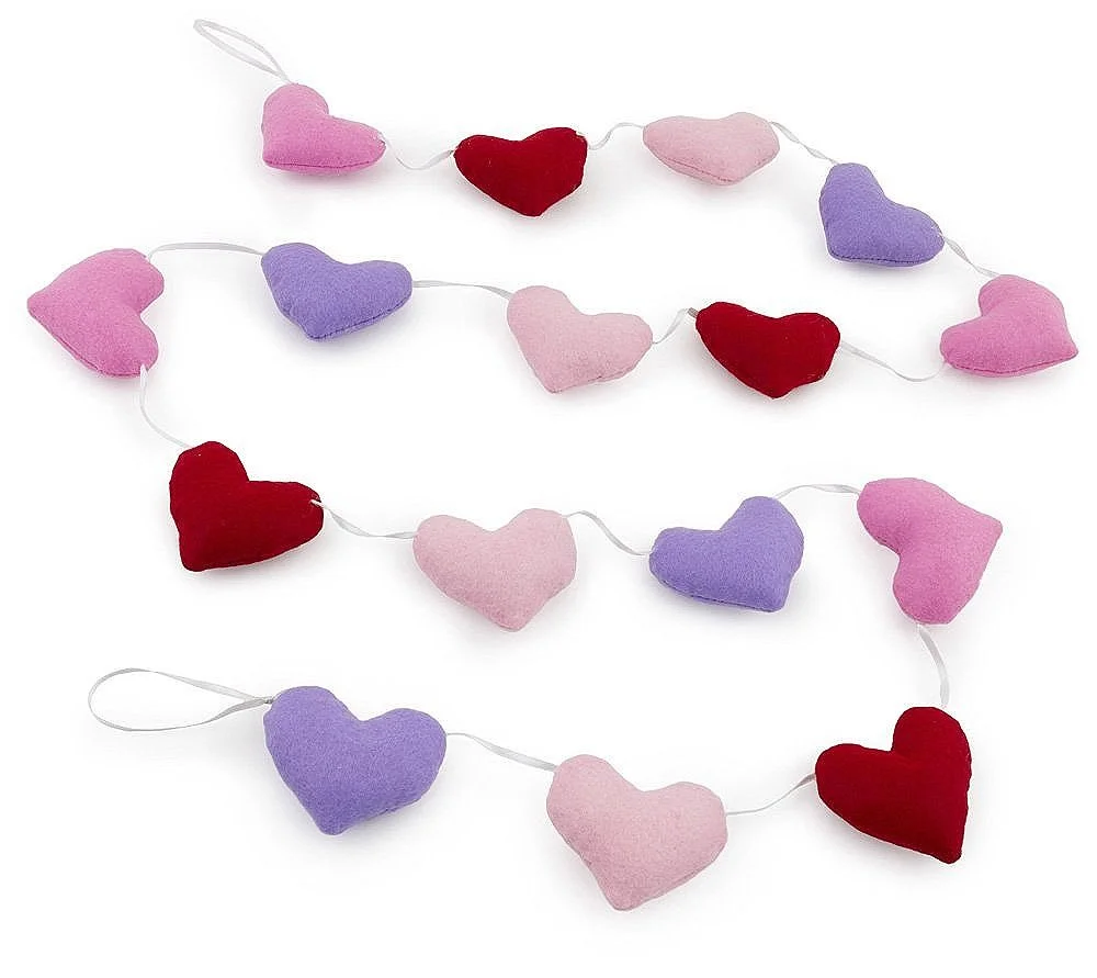 heart-garland-valentines-day-decoration-museum-outlets.jpg