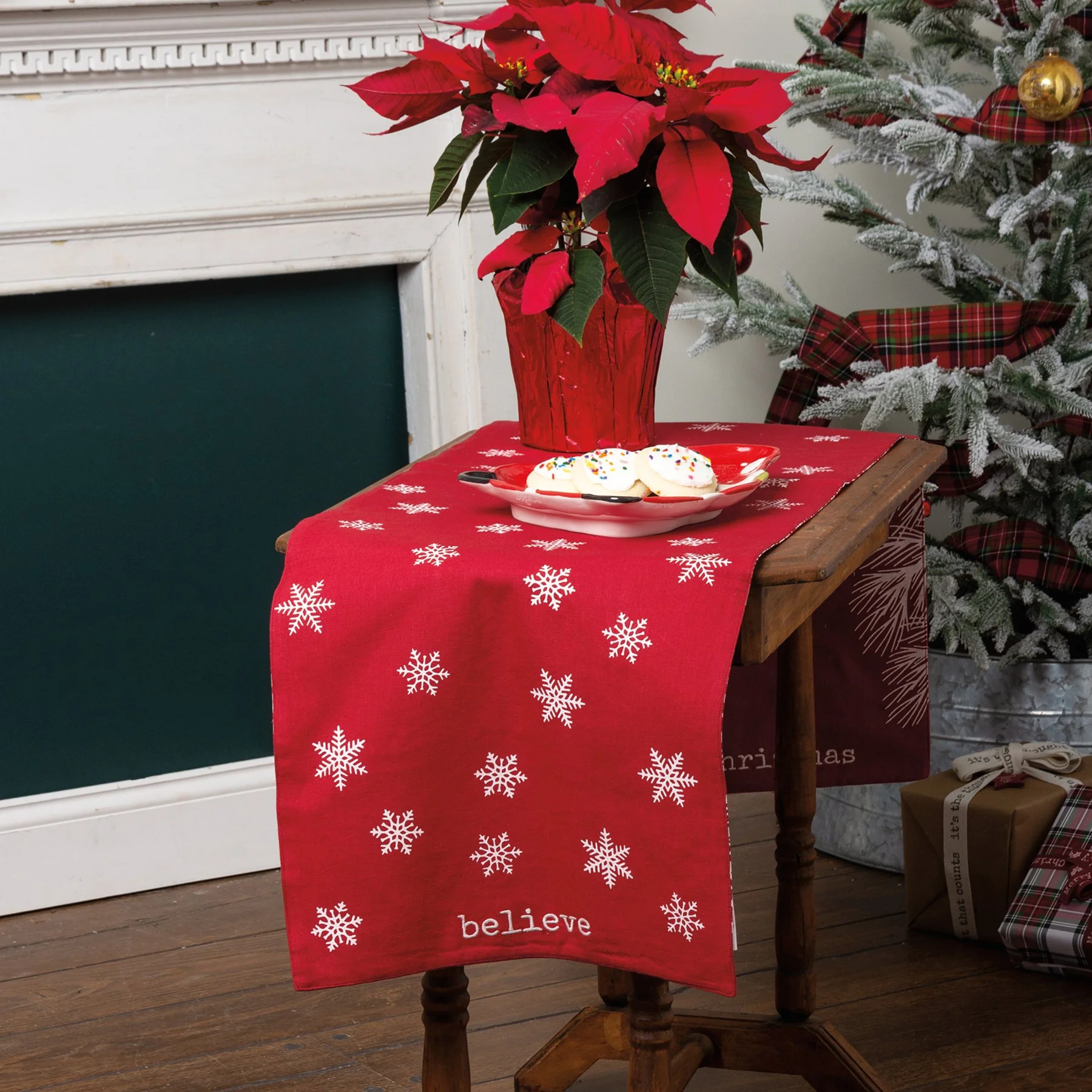 christmas-table-runner-museum-outlets.jpeg