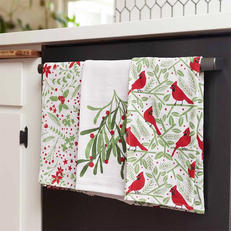 https://images.squarespace-cdn.com/content/v1/539dffebe4b080549e5a5df5/1689363424121-V2PMS6S9RXF7SWLXE71P/cardinal-holiday-kitchen-towel-set-museum-outlets.jpg?format=1000w