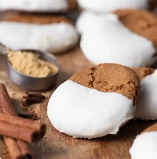 iced-gingersnap-cookie-scented-winter-holiday-soy-candle-zizzies-museum-outlets.jpg