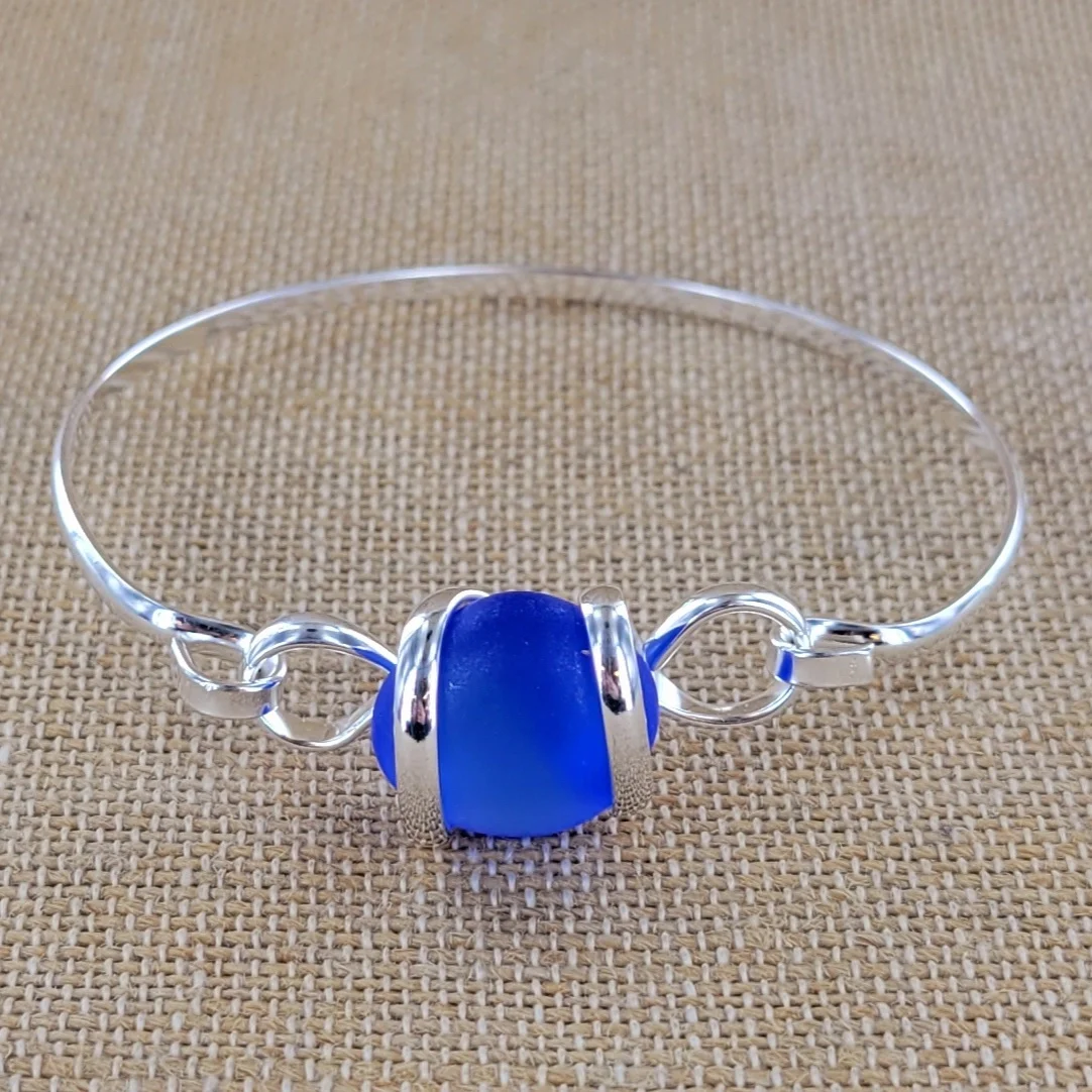 sea-glass-cobalt-bracelet-museum-outlets.webp