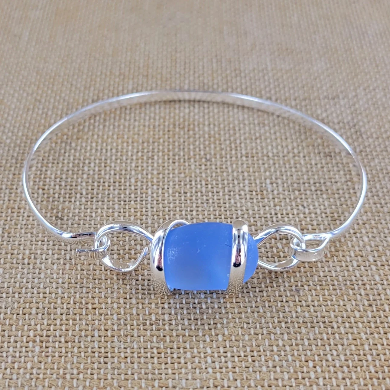 sea-glass-light-cobalt-bracelet-museum-outlets.webp