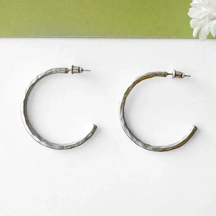 textured-twig-hoop-silver-earrings-kantha-jewelry-museum-outlets.webp