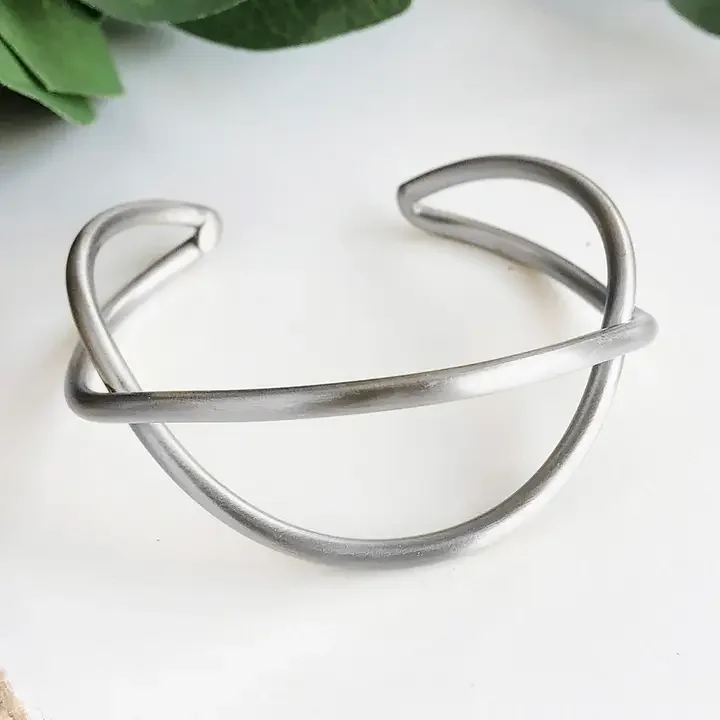 silver-reflective-wired-cuff-kantha-jewelry-museum-outlets.webp