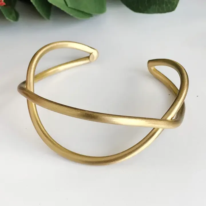 gold-reflective-matte-wire-cuff-bracelet-kantha-jewelry-museum-outlets.webp
