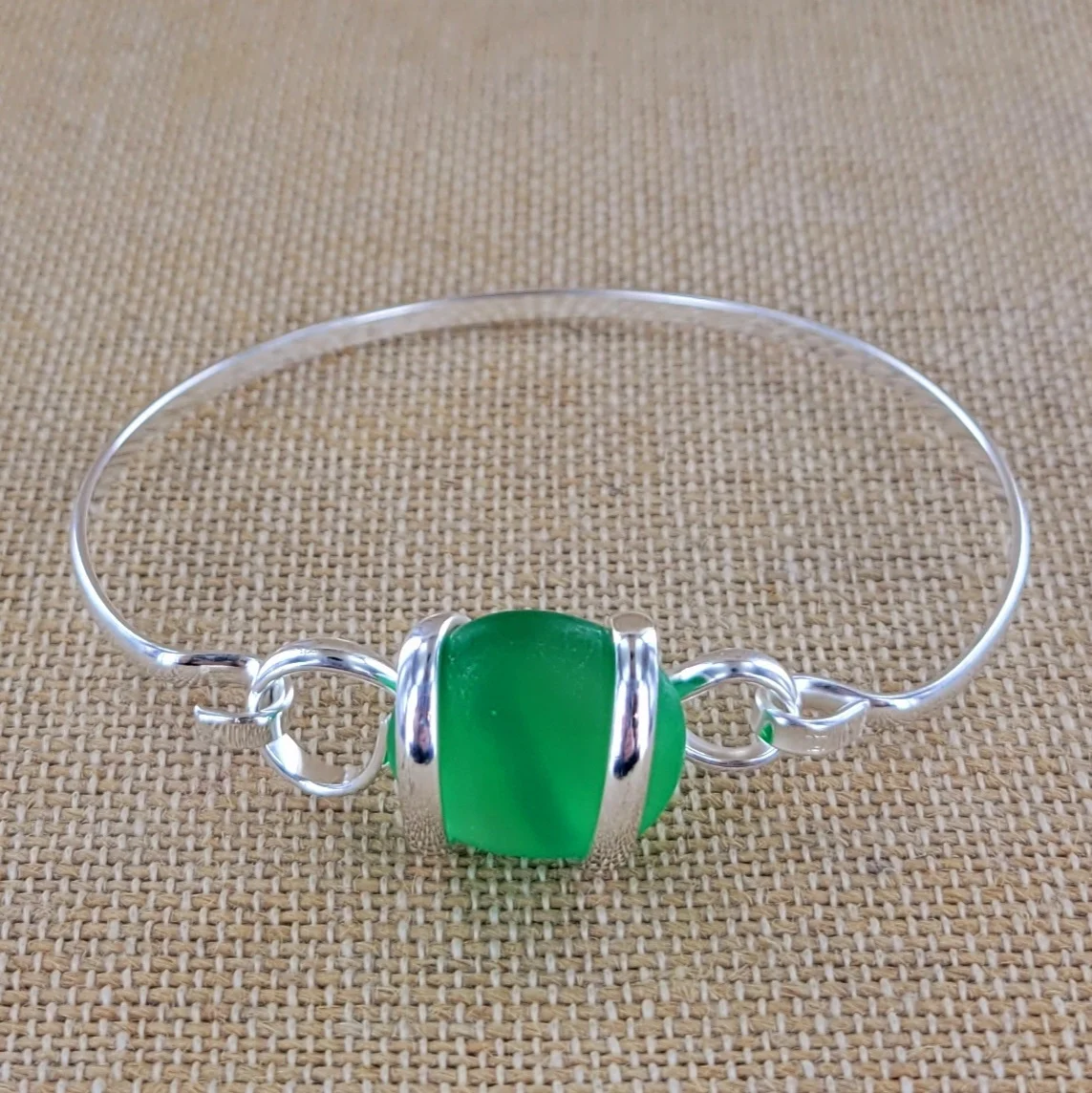 sea-glass-green-bracelet-museum-outlets.webp