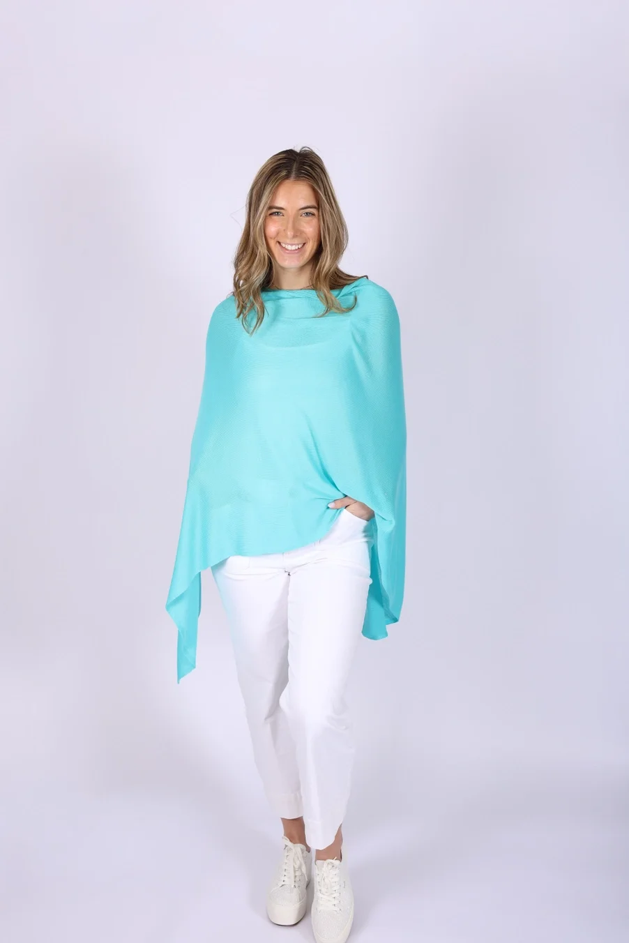 blue-hydrangea-bamboo-topper-poncho-museum-outlets.webp