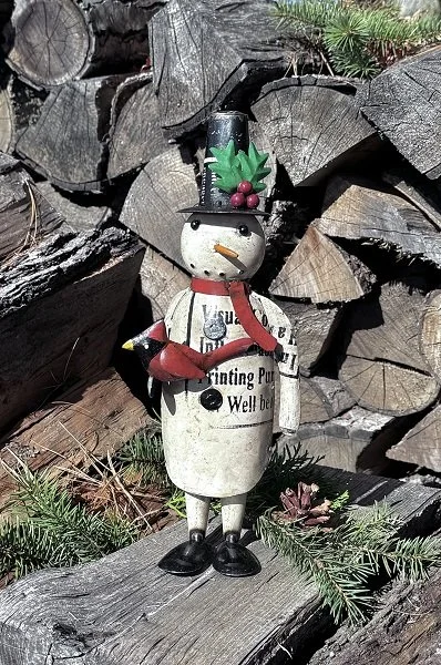 recycled-metal-winter-wes-snowman-christmas-decorations-museum-outlets.jpeg