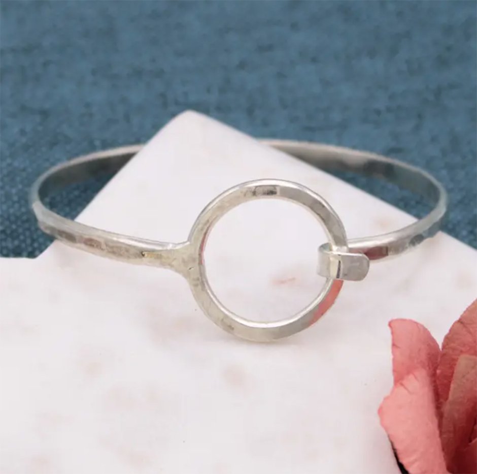 hammered-silver-round-clip-bracelet-unique-affordable-jewelry-museum-outlets.jpg