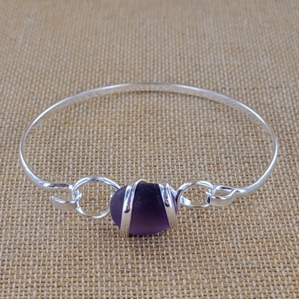 sea-glass-purple-bracelet-museum-outlets.webp