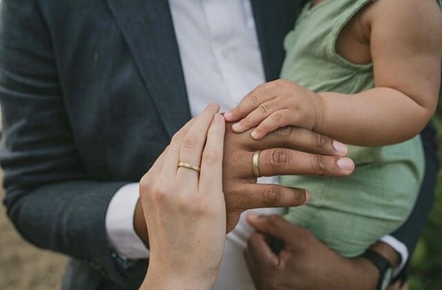 This ring photo melts my heart 💛  So much love in this sweet family. Raise your hand if you wear your wedding ring on your right hand.
📸 by: @boomklack #righthandweddingband