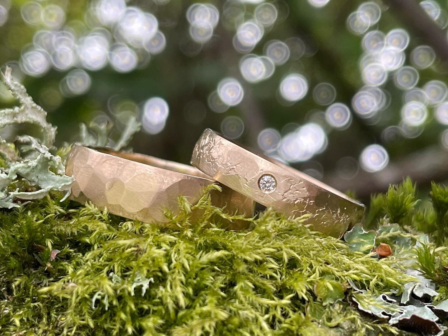 I love seeing the different texture combos that people create for their wedding rings. Beautiful work Lilly and Colin⚒️ And that extra sparkle of a light champagne diamond, perfection! 🍾💎 #champagnediamond #texturedgold #handmadeweddingrings