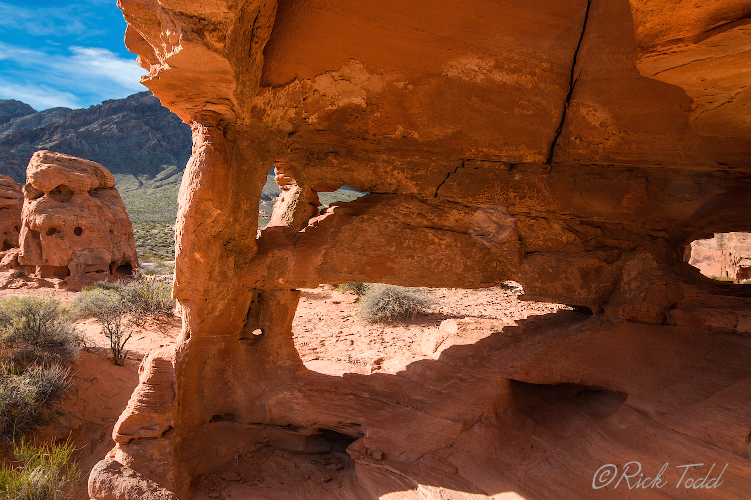 Then, if you look carefully, the rock on the left looks even more interesting.