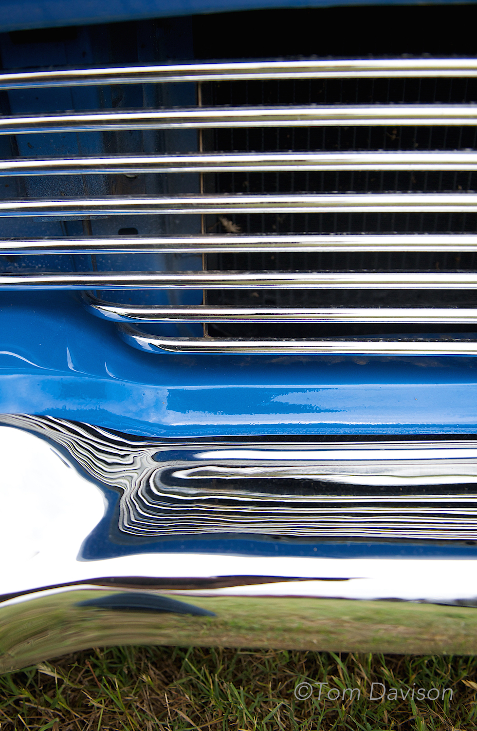 Front grill detail on a 1957 Ford.