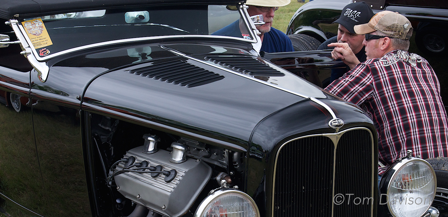 An impromptu conference room. Lots of sharing goes on at these car show. 