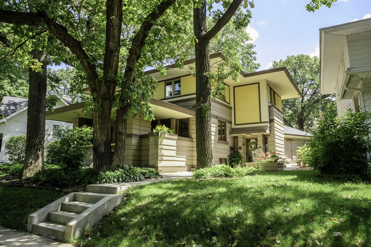 This is the Yellen House, built in 1910 and designed by William Drummond. 'The architect was described as 'fluent in Wright's idiom'. This house is a Prairie School design with a 'strong horizontal emphasis'. Loved reading all the descriptions in our handbook about each home and then looking up at the home and thinking, "Oh' I see that!"