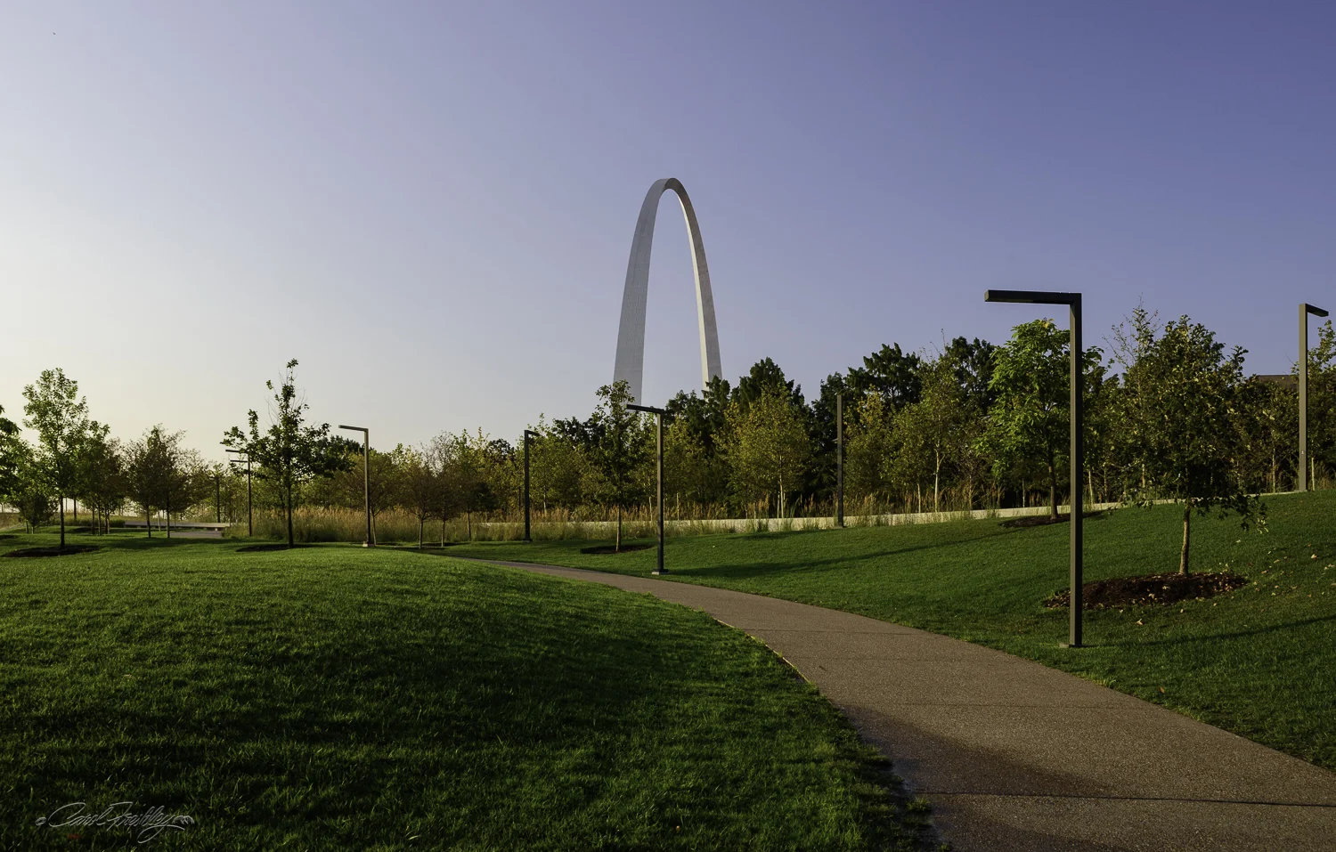 We left the Memorial Park and headed across the river to get closer to the arch. Right away one feels a sense of private openness. The whole memorial space was designed to provide a sense of in an integrated and yet separated space. Nearby traffic is barely noticeable as it is hidden by berms and trees.