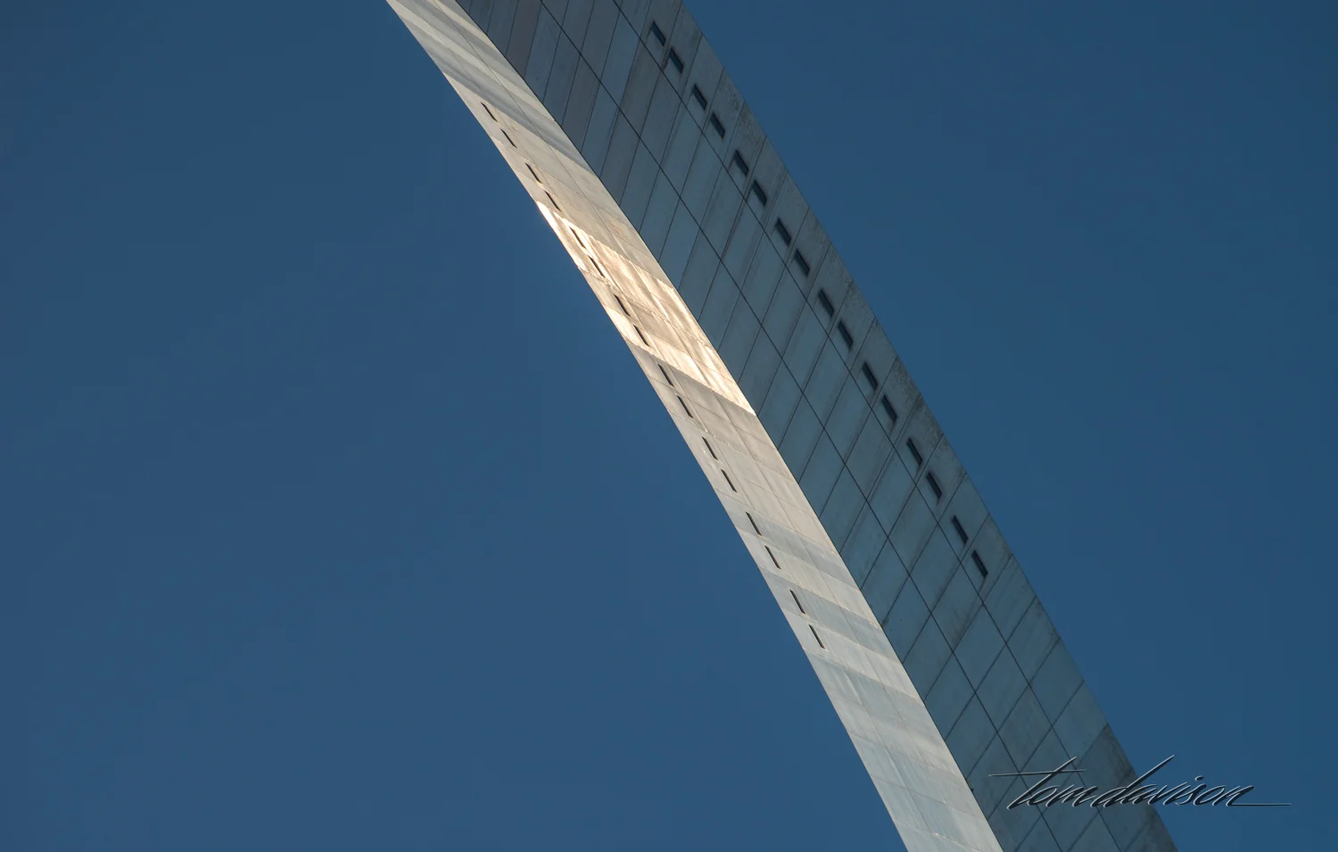 The architect for the Memorial was Eero Saarinen. He worked closely with Dan Kiley, a landscape architect. The arch is clad in stainless steel. It is the most famous of the weighten caternary arches (flat at the bottom and skinny at the top). There is actually a mathematical formula for this kind of arch!