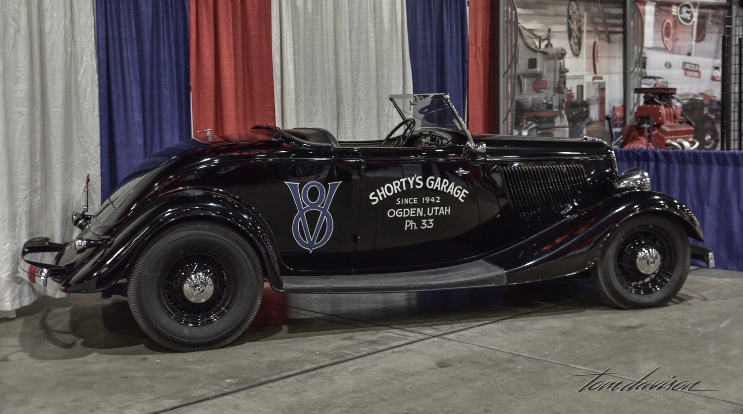 1934 Ford roadster built in the 1940s style.