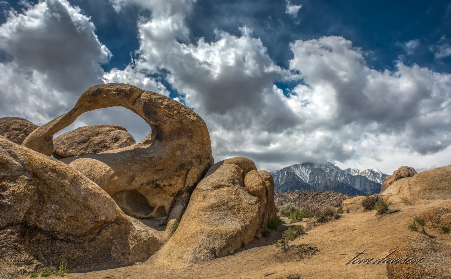 There are many photographic compositions at Mobius Arch because you can actually walk around it.
