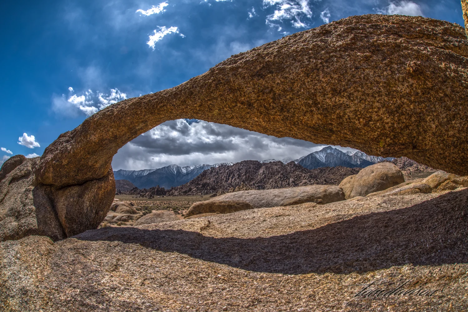 Lathe Arch is just yards west of Mobius. The space is very tight and narrow with room for only one person at a time. It only offers a view to the west (Sierra's).