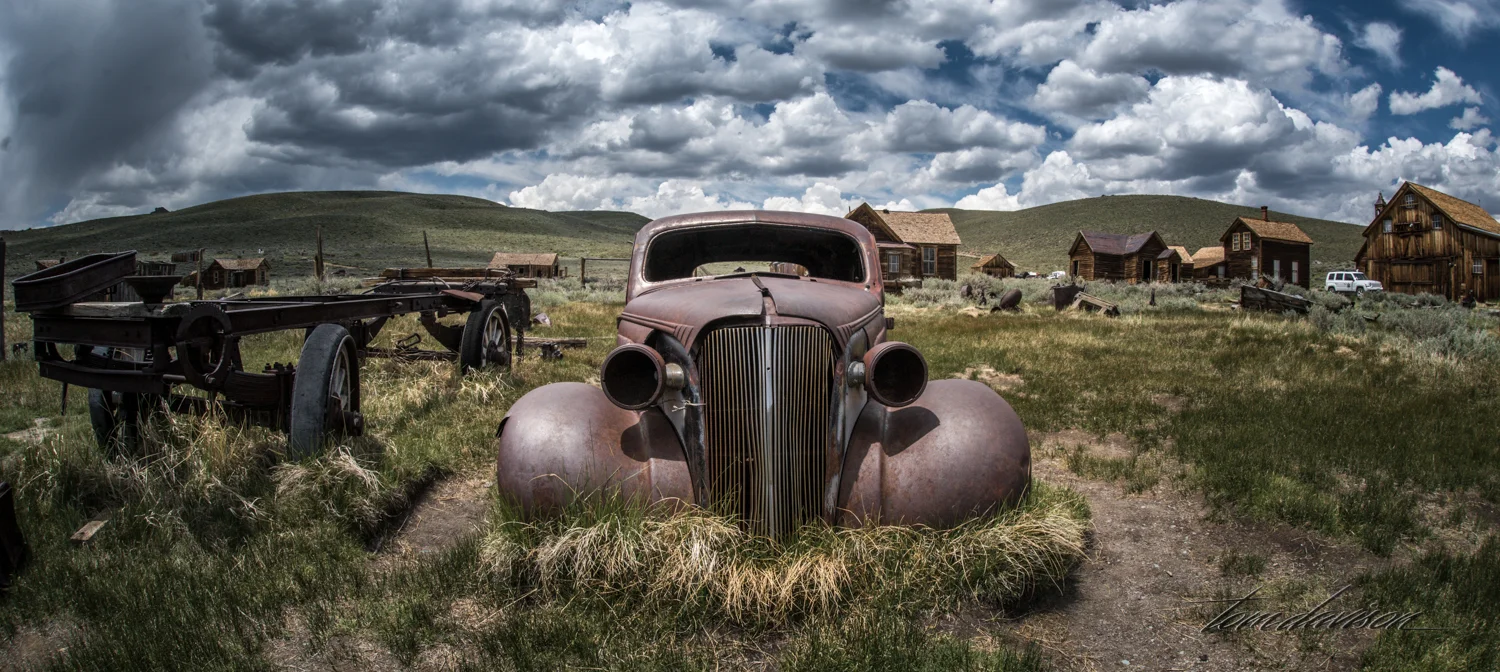 A Tom classic style car photograph.