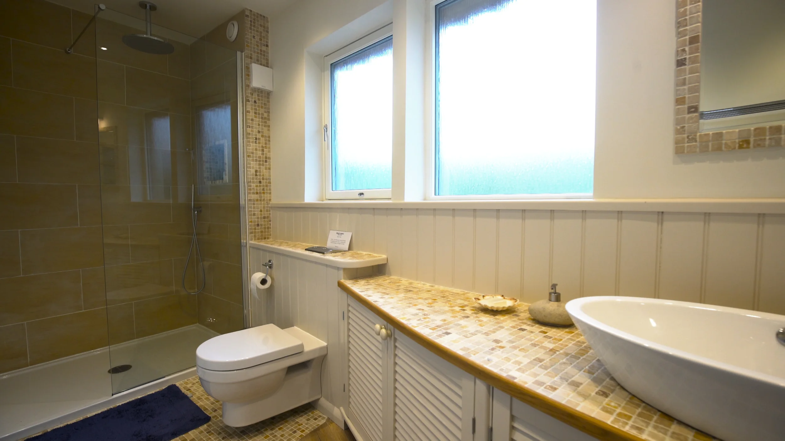 Shoreline has a beautiful en-suite bathroom with a walk-in rain-style shower, and designer detailing