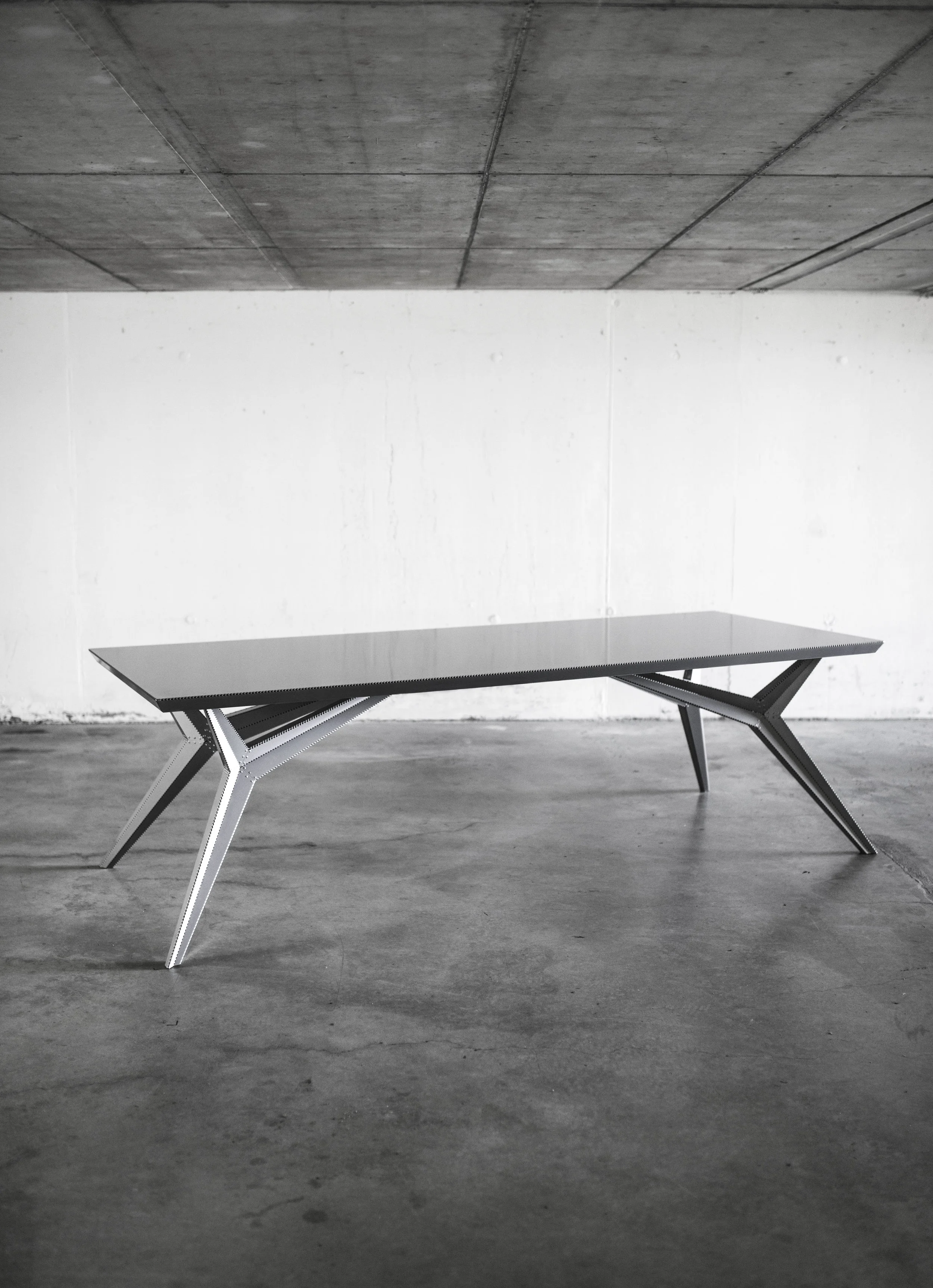MANUEL MARTE GLOSSY GREY TABLE03.jpg