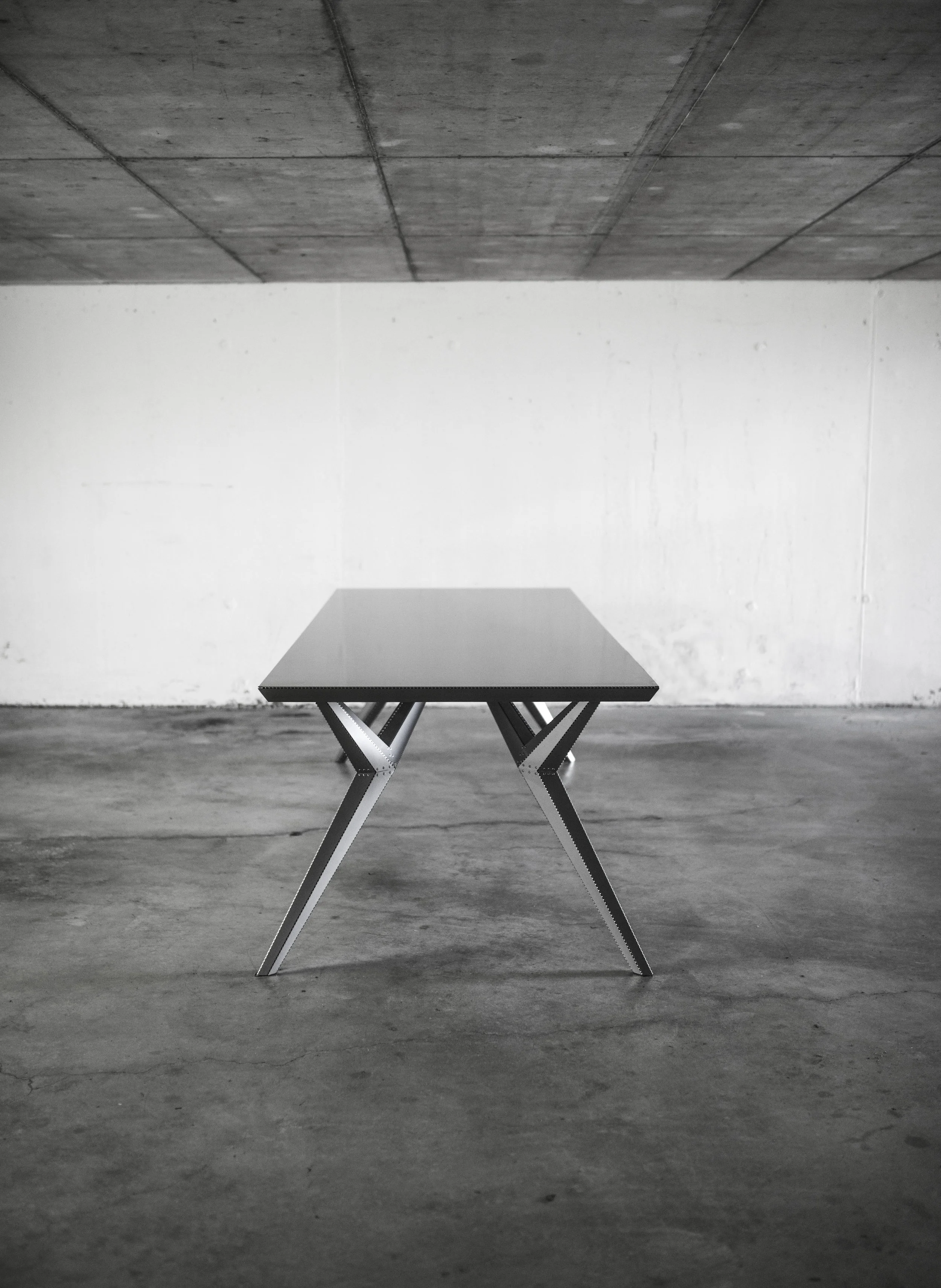 MANUEL MARTE GLOSSY GREY TABLE02.jpg