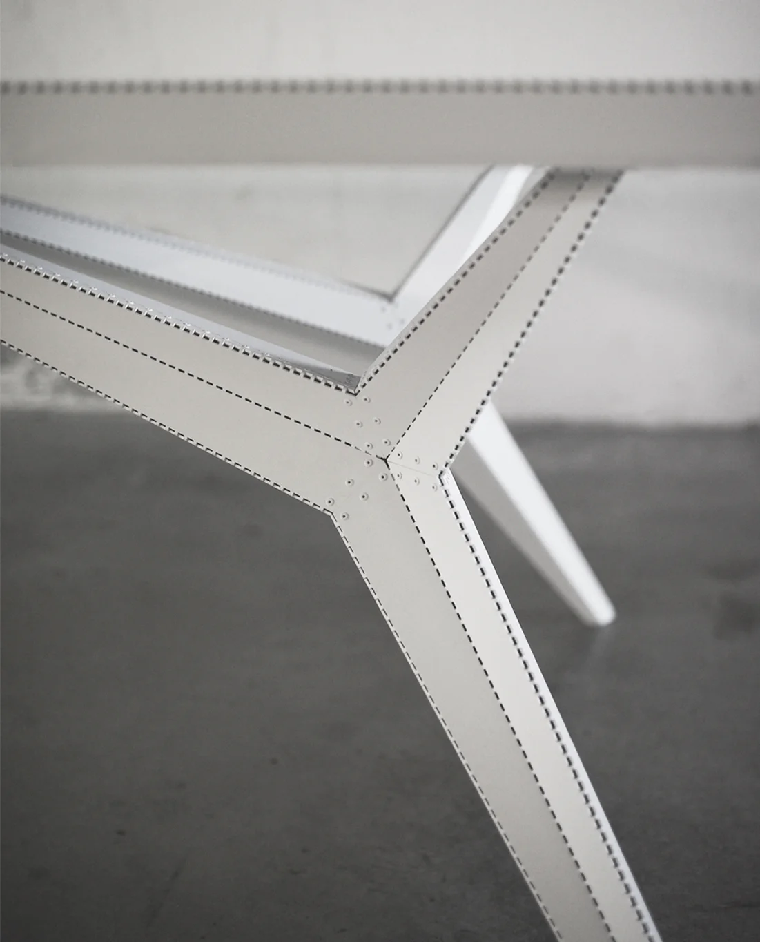 MANUEL MARTE TABLE WHITE03.jpg