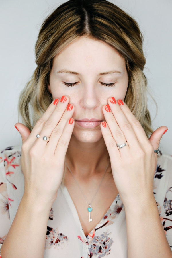 Apply a pea size amount to your t-zone. With your fingers, gently rub in the primer focusing on the areas where you feel your pores are the biggest.