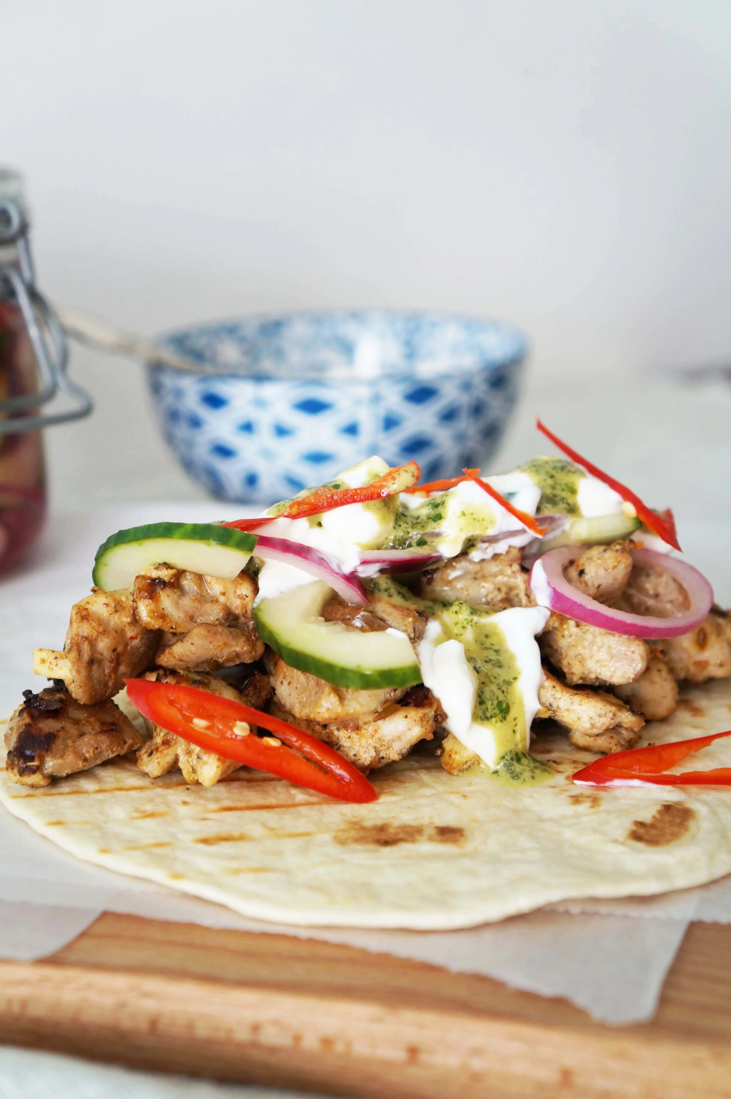 Gegrilde Garam Masala kip met ingemaakte ui en muntolie