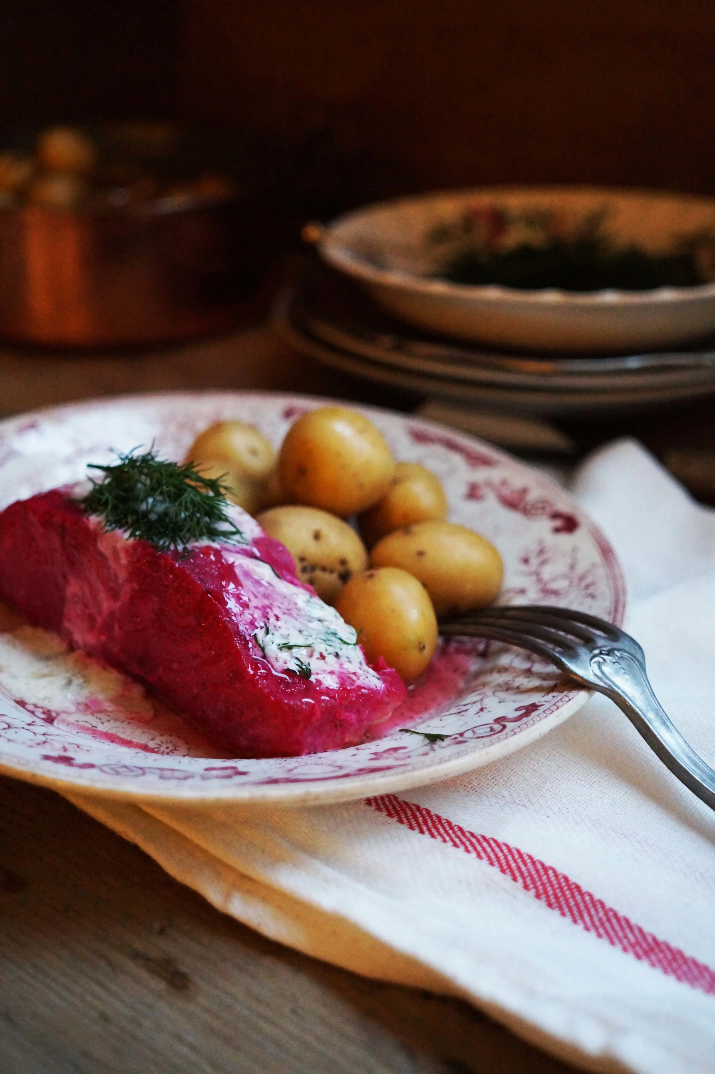 Op de huid gebakken zalm in bietenmarinade & mierikswortelcrème