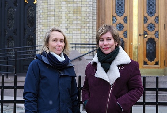 Solveig Dahl Grue i Arkitektbedriftene og Camilla Moneta i NAL har advart mot helseeffektene av ny TEK17, og er glade for at kommunalminister Jan Tore Sanner går bort fra forslaget om å tillate mindre dagslys og utsyn i nye leiligheter. Foto: NAL/Kjetil Husebø. (https://www.arkitektur.no/vant-frem-om-dagslys-og-utsyn 