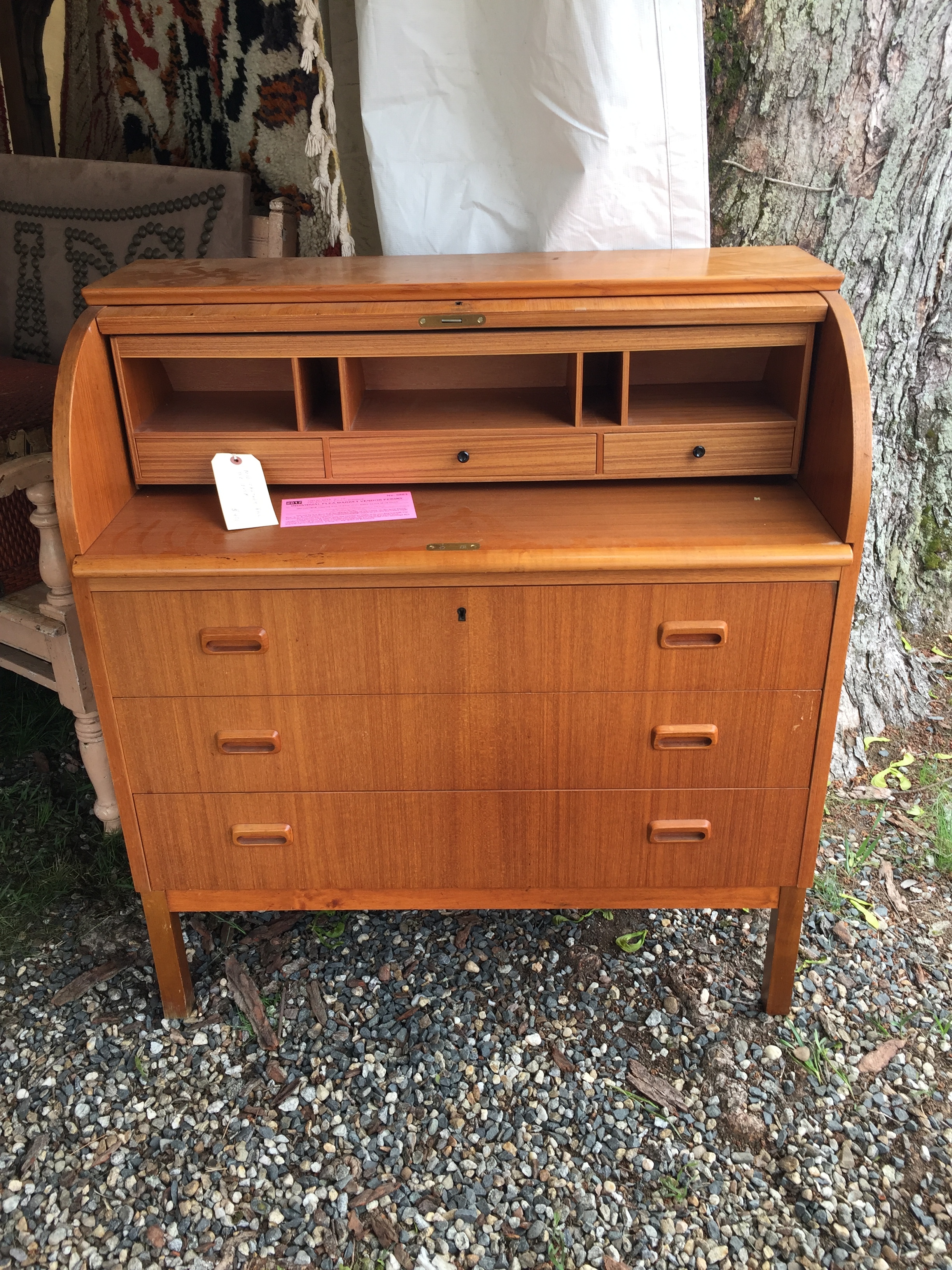 A mid-century roll desk. I've never seen one and I really, REALLY want to figure out a way to get one of these into my house. But right now, there's just no room.